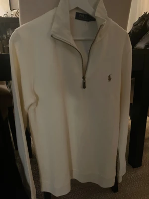 ”Cream”/beige Ralph Lauren Half zip - Säljer denna snygga ”cream” Ralph lauren half zip så den inte riktigt kommer till användning, storleken är M och den är i helt nytt skick!
