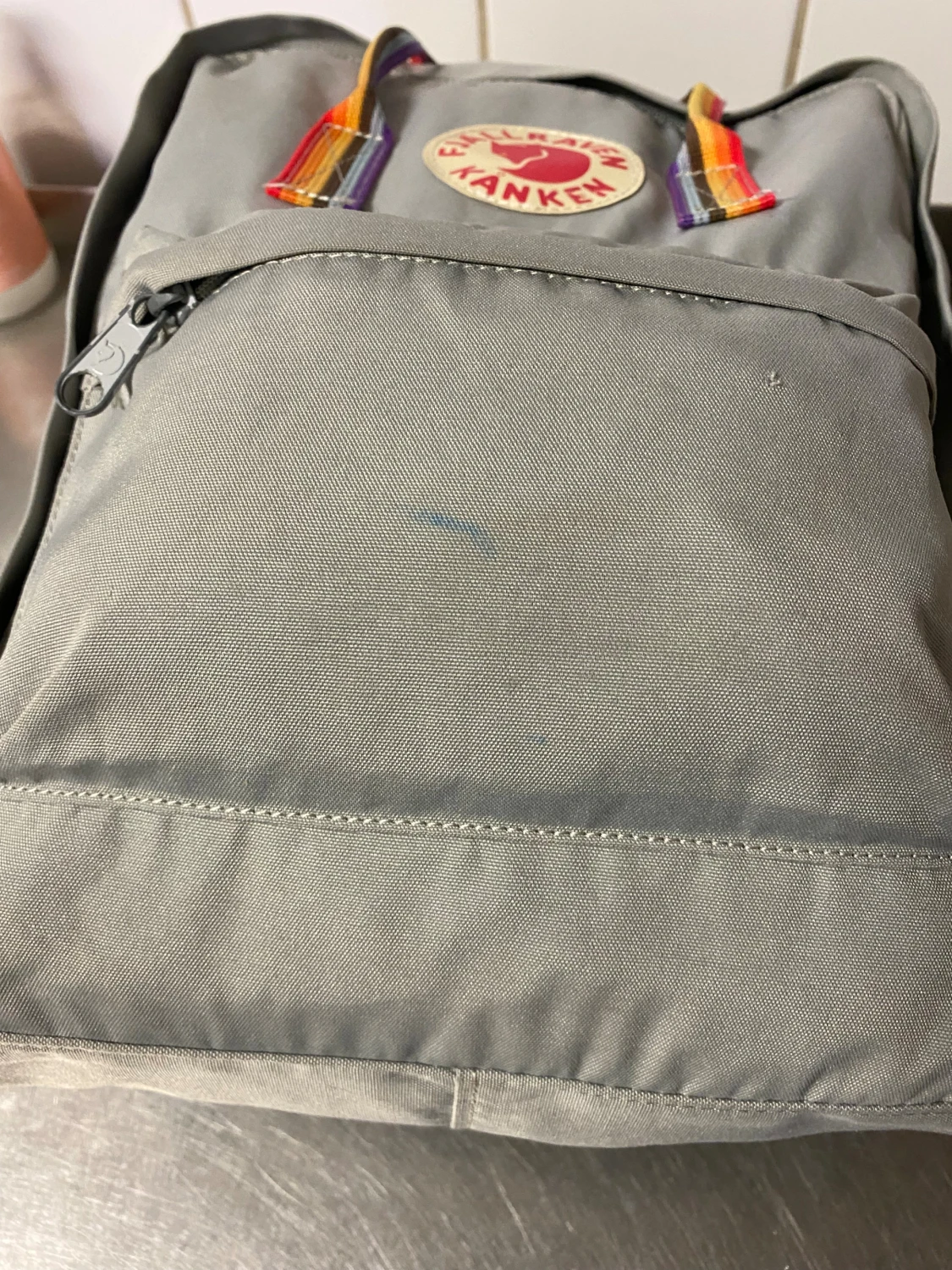 Grå Fjällräven Kånken ryggsäck med regnbågsband - 3