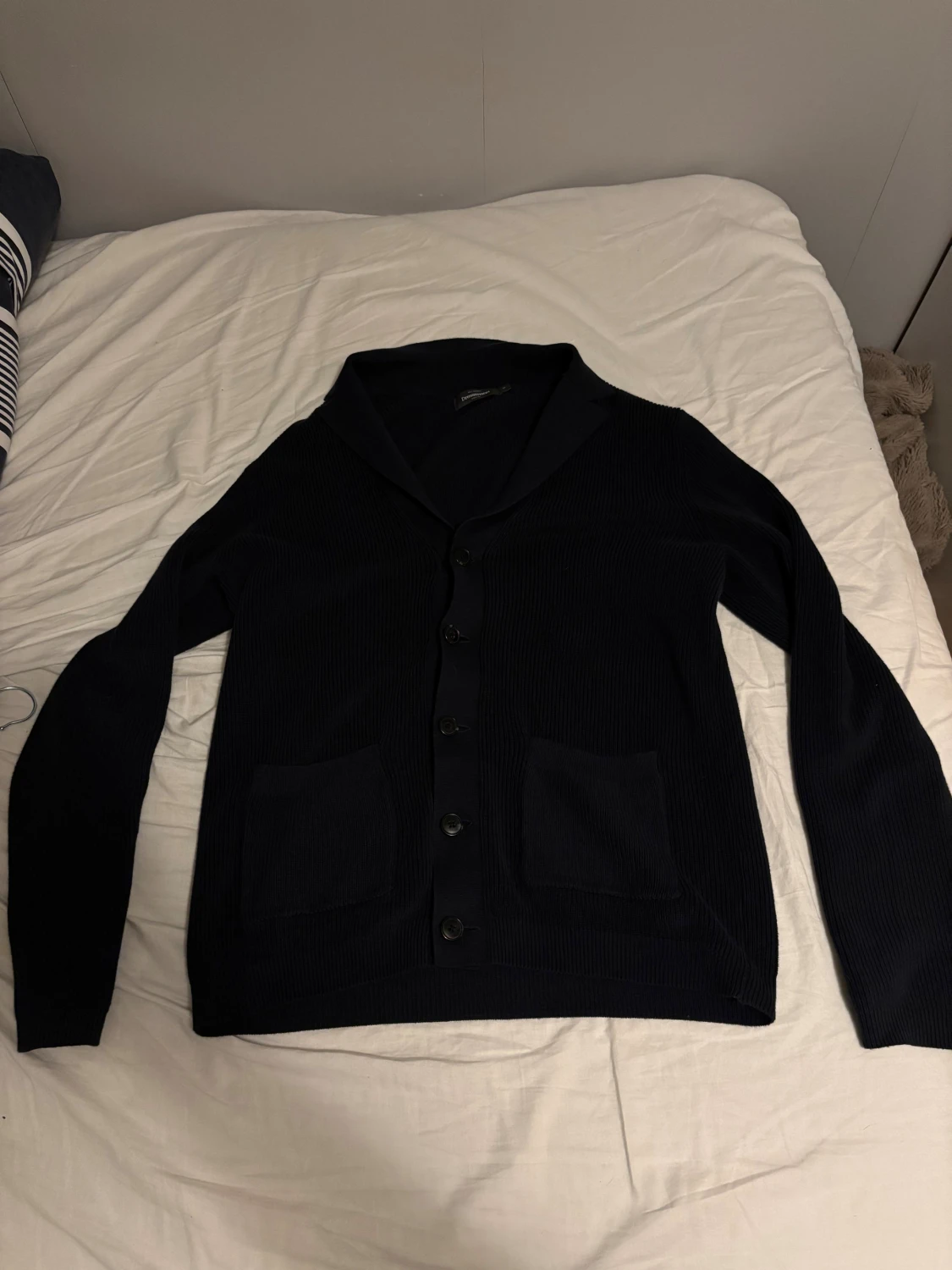 Mörkblå cardigan från Dressmann