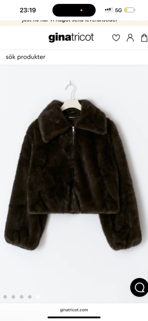 Brun pälsjacka från Gina Tricot - Mörkbrun, fluffig pälsjacka från Gina Tricot med bred krage och dragkedja framtill. Jackan är croppad och har långa ärmar med en oversized vibe.