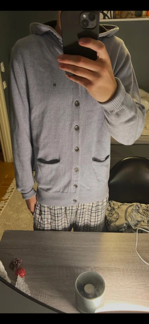 Makia cardigan hoodie  - En tvär fet Cardigan med luva. Köpt för 969 säljs för 399. Nästan helt ny, använd fåtal gånger. Storlek M. Modell 187 väger 72. Passar från 185 till 192 bra. Bara att skriva ifall ni har några frågor eller funderingar! MVH Viktor! 