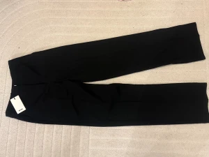 Högmidjade Kostymbyxor nyskick - Dessa fick jag i födelsedagspresent, men passade tyvärr inte. Märket finns kvar, bara testat, ej använd. Storlek 34. Högmidjade. För mer info kontakta mig! Eftersom att jag inte vet vad de kostade kan priset diskuteras.