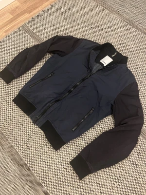 J.Lindeberg Cardigan  - Nuså säljer vi våran feta cardigan från J.Lindeberg! 🙌 Jackan är otroligt fin och i ett bra skick! Ungefär 8,9/10!! Hör av dig vid minsta fundering! 