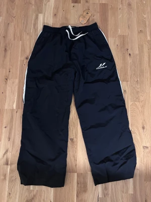 YoungLA 2042 Encore Track Pants - YoungLA 2042 Encore Track Pants i svart, storlek M, aldrig använda.