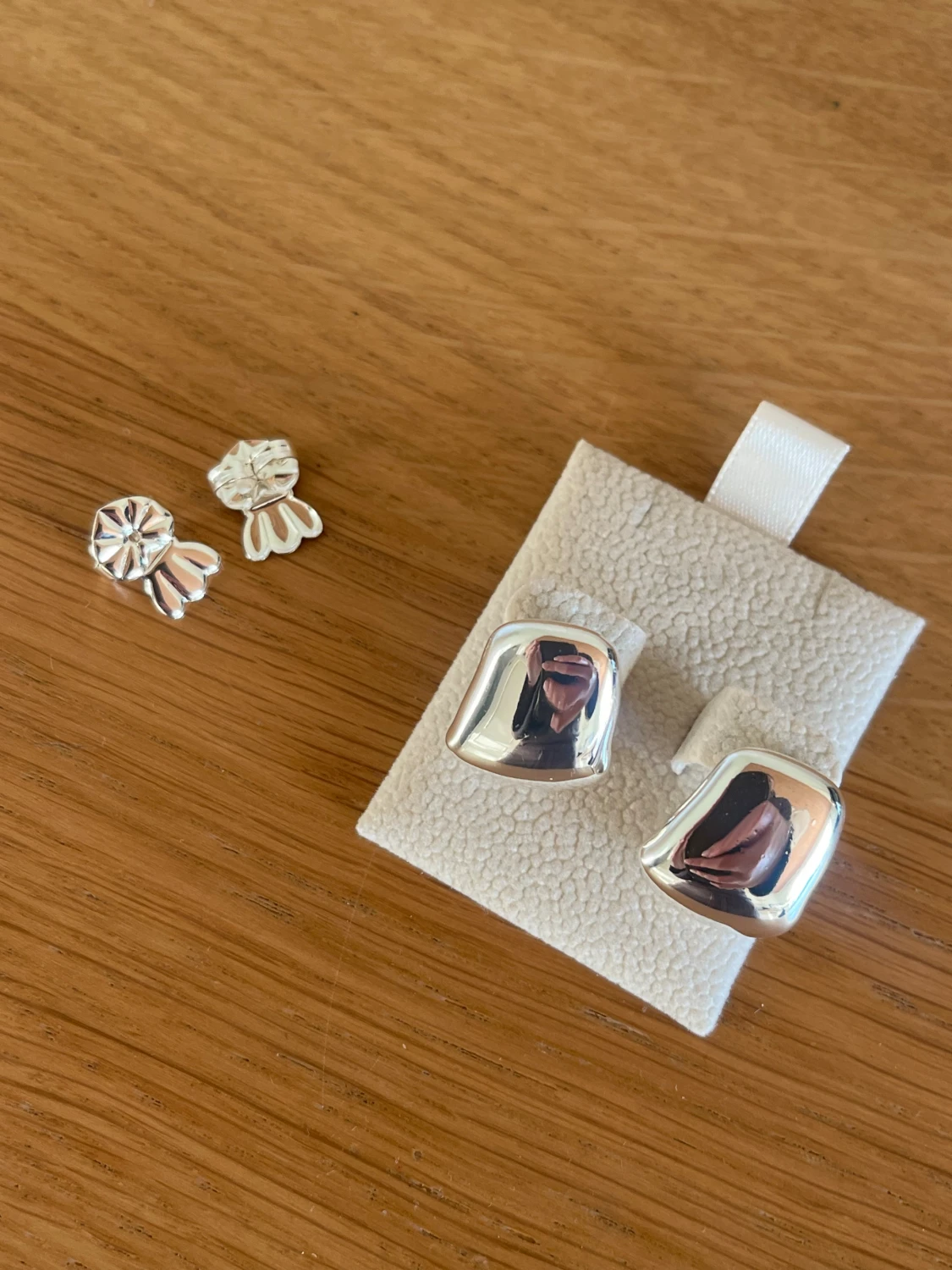 Snygga silvriga örhängen från Muli collection - 1