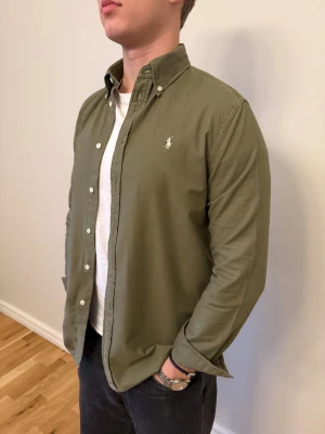 Grön Ralph Lauren skjorta - En snygg polo skjorta som passar till alla tillställningar! Du ska kunna uttrycka stil utan att det kostar för mycket!🕺🍾💼🤩  Storlek👔: M Nypris💰:  ca 1399 kr