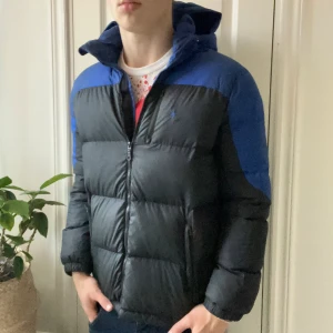 Polo Ralph Lauren dun jacka (beskrivkgnen ) - Polo Ralph Lauren dun jacka i väldigt bra skick. Modellen är 180 cm 75 kg och bär XL i barn. Det är en ganska gammal modell av Ralph Laurens jackor och därav kan jag faktiskt inte legit checka, det är väldigt svårt att se om den är äkta eller inte, jag tror det men kan tyvärr inte garantera något 