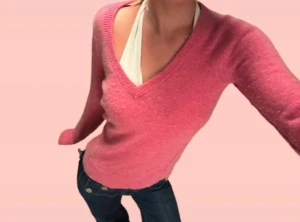 Rosa kashmirtröja från Zadig & Voltaire - Supermjuk rosa tröja i 100% kashmir från Zadig & Voltaire. V-ringad modell med ribbade muddar och lång ärm, perfekt för dig som gillar en clean och chill stil. Sitter snyggt med en normal passform och är lätt att matcha med jeans eller kjol!! Skickar snabbt💗💗🥰