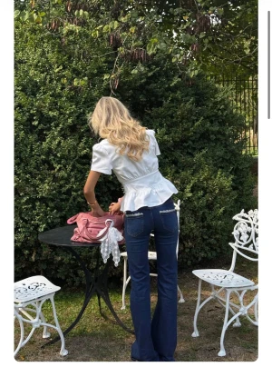 Blå bootcut jeans med spetsdetalj - Snygga mörkblå bootcut jeans med spetsdetalj på bakfickorna. Jeansen har normal passform och är tillverkade i jeansmaterial med stretch. Midjan är midwaist och benen är utsvängda (bootcut jeans). Från mer me there, säljer då jag köpte i förstor storlek. Köpta för 730 kr