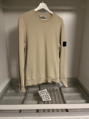 Stone island sweatshirt - Stone Island sweatshirt i riktigt bra skick  Använd vid två tillfällen  Färg: beige/pistage Storlek: Medium (Kvitto finns) Nypris: 2999  Kan mötas upp i Stockholms området Har ni frågor eller funderingar hör av er Kan gå ner i pris vid snabb affär   Mvh: oldmoneycloset