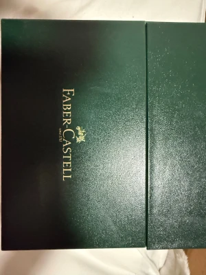 Faber-castell tusch pennor  - Högkvalitativa tusch pennor   Penselpenna Faber-Castell PITT Artist Brush är en uppsättning Ljusäkta penselpennor i kulörer med vattenfast pigment-tusch. Färgerna är luktfria och syrafria.( De blöder heller inte igenom pappret.)!! Nej jag säljer dem inte för en billig peng då Demhär är värd extremt mycket nypris 2334 ! Dem är aldrig änvända helt nya ! Kan tänka mig gå ner med priset lite vid seriös köpare !