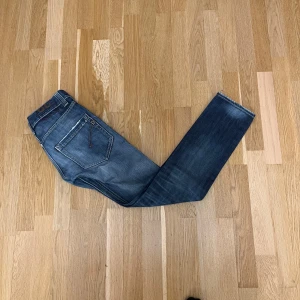 Dondup Jeans - Grå dondups jeans i storlek W29. Längd cirka 102-103 cm