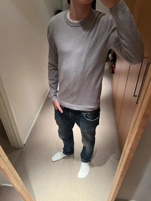 Stickad tröja - A Day's March - Tjenare, säljer denna riktigt feta koftan från A Day's March i grå. Skicket är väldigt bra skulle säga 8/10, ett litet hål märks inte mycket. Storleken är S, killen på bilden är 182 cm. Släng iväg ett dm för frågor eller bilder! 🙌🍾 