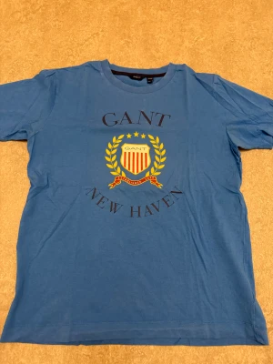 Gant T-shirt - Tja! Säljer denna stilrena Gant T-shirten ! Storlek S / Skick 9/10 Nästan helt ny! Priset är ej hugget i sten,  tveka inte att kontakta vid frågor eller funderingar!