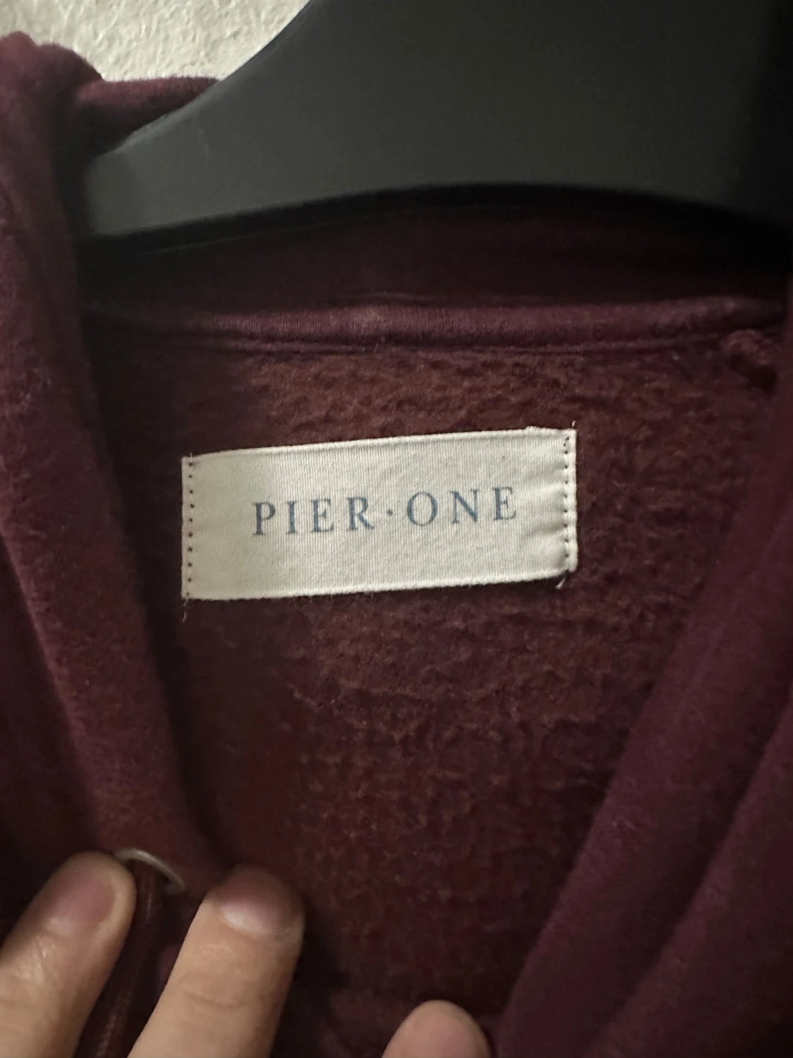 Vinröd hoodie från Pier One med ränder - 1