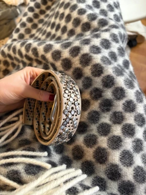 Beiget skärp - Ett beiget skärp med nitar! Säljer för 50kr