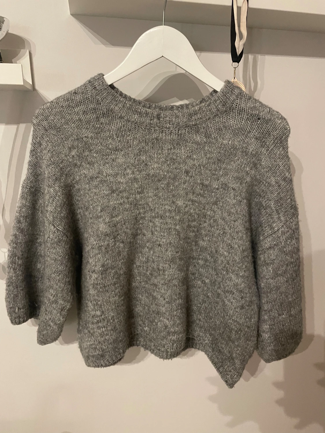 Grå stickad tröja med ribbad hals