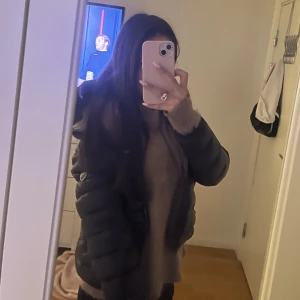 Beige stickad tröja från Zara - Mysig beige stickad tröja från Zara i storlek S. Tröjan har en rund halsringning, långa ärmar och ribbade muddar vid ärmslut och nederkant. Ja hade inte möjlighet att ta bättre bilder men de ör bara att be om fler så löser ja de💕