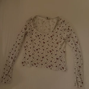 Pyjamas från Nelly med rosetter - Supersöt pyjamas tröja från Nelly, väldigt sparsamt använd ock inga tecken på användning! 