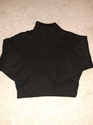 Svart mjuk från Lindex XS - Svart tröja från Lindex i storlek XS. Tröjan har lång ärm, hög krage och är tillverkad i mjuk bomullsmix. Enkel och clean design som är lätt att matcha med andra plagg. Perfekt för dig som gillar stilrena och bekväma tröjor. Väldigt mjuk insida.