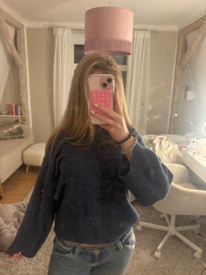 Mörkblå stickad tröja, lager 157 - Mysig mörkblå stickad tröja från lager 157, har inte kommit till mycket användning 