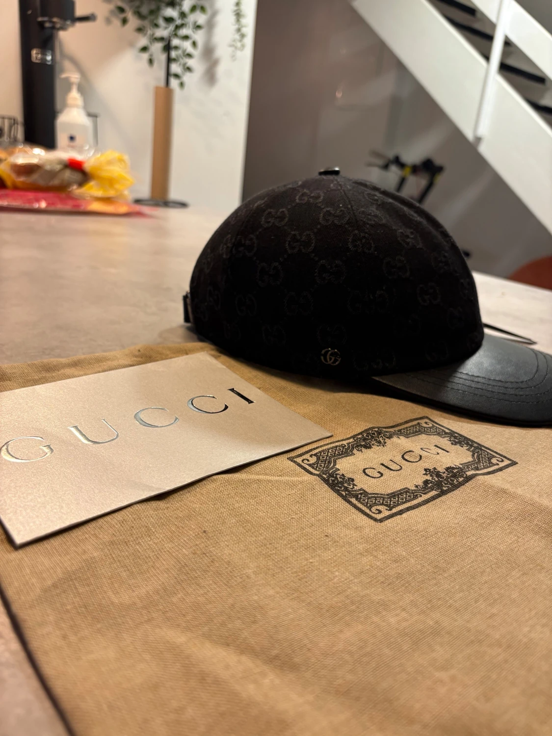 Svart Gucci keps med GG-mönster