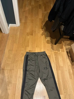 Gröna under armor byxor - Gröna under armor byxor, storlek S