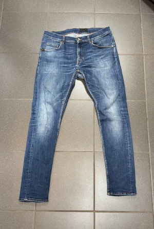 Tiger Of Sweden Jeans - Tiger Of Sweden Jeans. Storlek 33. Skick 9/10. Nypris 1400, mitt pris 199. Hör av dig vid frågor o funderingar!