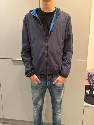 Colmar windbreaker - Tja säljer denna sjukt feta Colmar windbreaker som är vändbar. Modellen på bilden är 188cm. Bara att höra av er vid frågor eller funderingar!