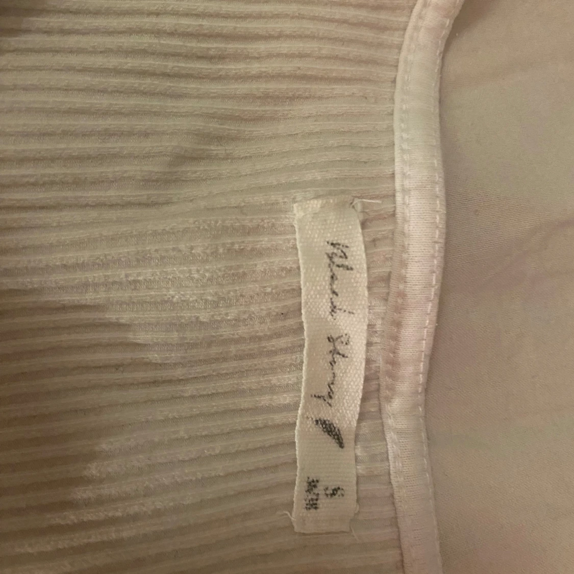 Vit ribbad topp med knappar . - 1