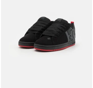 Dc skor - As coola DC skor. Skorna är helt oanvända och är svarta med röda och gråa detaljer. Der är bara att dma mig för mer frågor! 🤗