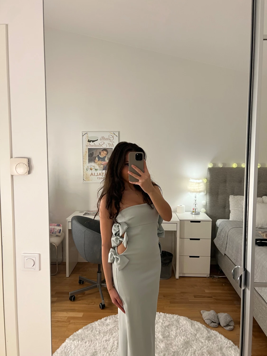 Ljusblå långklänning med rosetter - 1