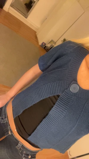 Marinblå stickad bolerotopp - En söt kofta, mammas gamla så används inte nu längre🌸