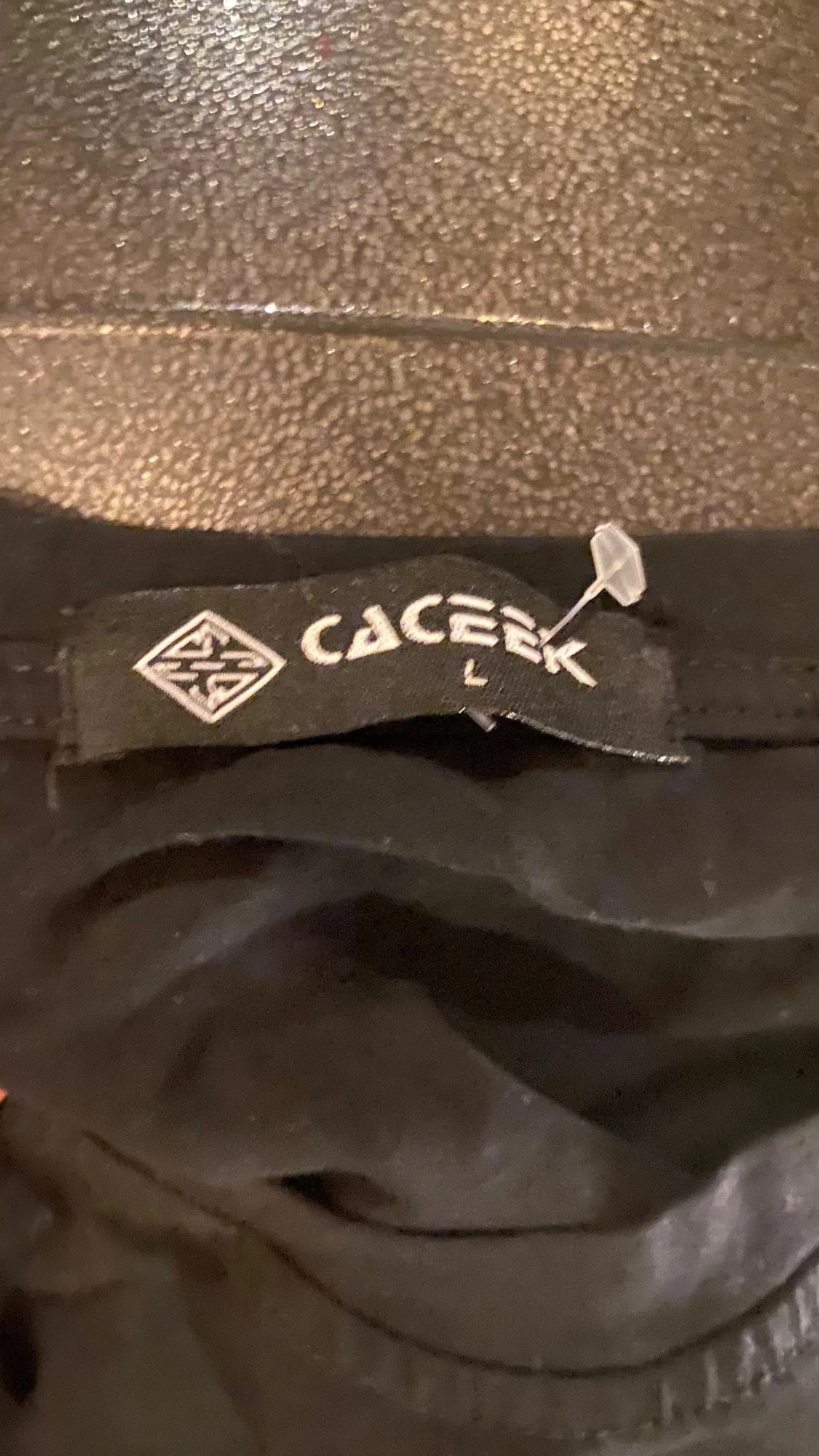 Svart t-shirt med stenar från Caceek - 2