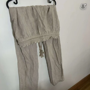 Beiga linnebyxor från Skagen, M - Snygga beiga linnebyxor från Skagen i 100% linne. Byxorna har dragsko i midjan, raka ben och två sidofickor. Perfekta för chill dagar eller när du vill ha en avslappnad stil. Lätta och luftiga, passar grymt till sneakers eller sandaler.