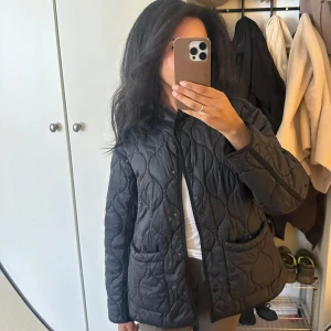 Svart quiltad jacka ❤️ - Säljer en svart quiltad jacka med snyggt mönstrad sömnad och två stora fickor framtill. Jackan har tryckknappar och en rak, loose passform som ger en chill vibe. Perfekt för lager-på-lager under höst och vår❤️