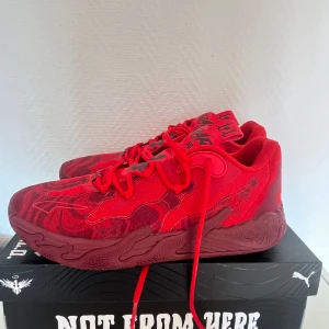 Röda Puma MB.02 LaMelo Basketskor - Säljer ett par röda Puma MB.01 LaMelo Ball basketskor samt unika sulor med 'RARE' tryck under. Dem är iprincip nya, då dem inte passar mig