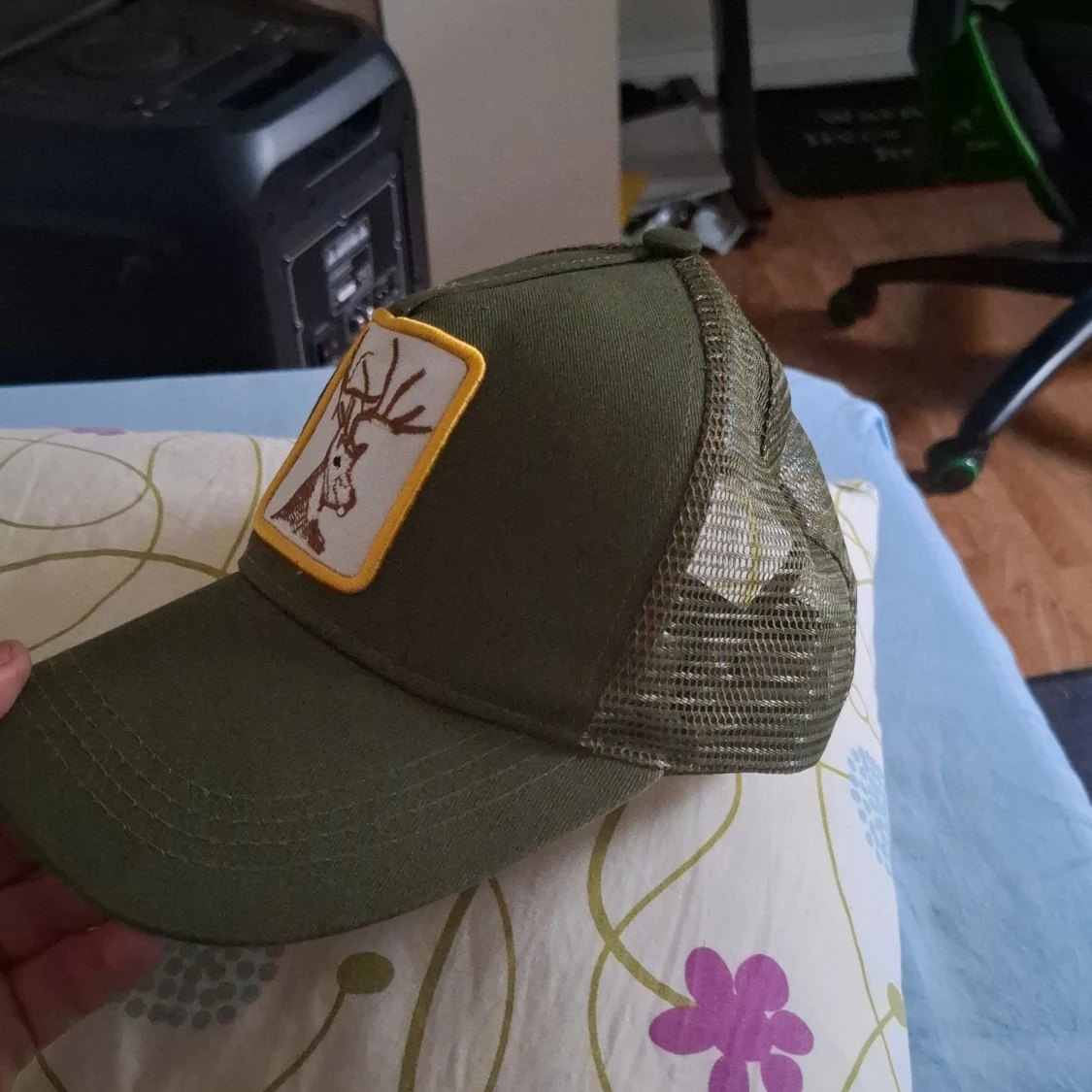 Olivgrön truckerkeps med hjortpatch - 4