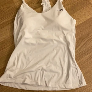 Sport topp - Super snygg vit sport topp. Inbyggd bh så man behöver inte ha det under. Sitter så snyggt! Säljer då den är för liten
