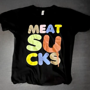 Rare Meat sucks drop dead t shirt  (2008) - Det här är en vintage tröja från Oliver Scott Sykes, mest känd som huvudsångaren och huvudförfattaren i rockbandet Bring Me The Horizion. Han grundade också Klädföretaget Drop Dead som var rätt populärt förr och är till en viss del idag också. 