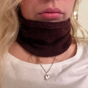 Vinröd buff  - Säljer en egensydd, vinröd buff i stickat material. Om ni vill kan ni önska att jag syr en i önskad färg+material🥰🥰