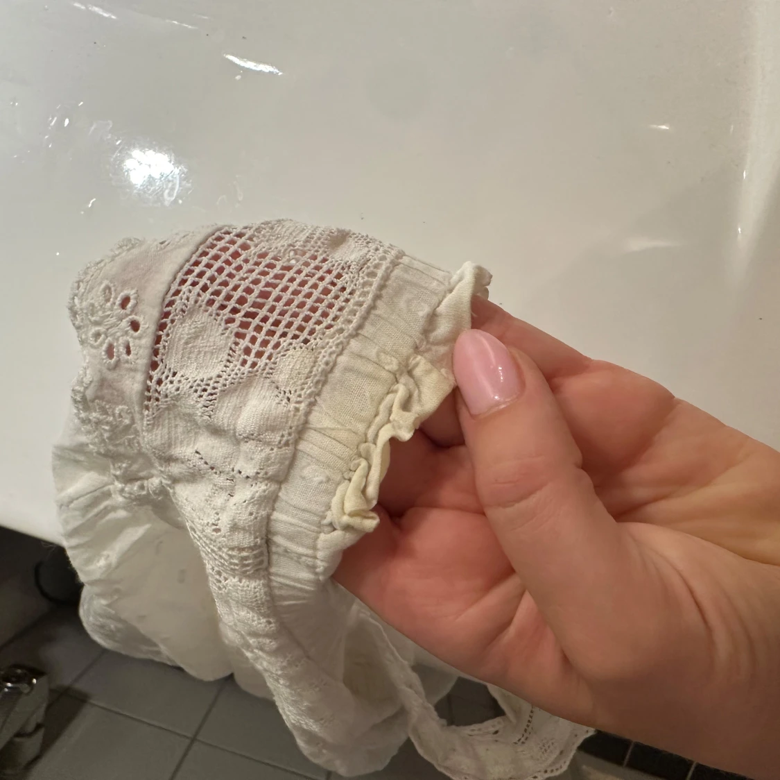 Vit spetsdetaljerad linnetopp - 4