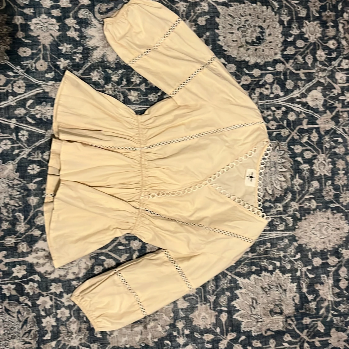 Beige blus med spetsdetaljer Hiso Hiso