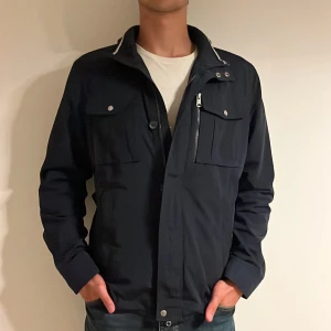 J Lindeberg field jacket  - Mycket trendig fieldjacket från J Lindeberg i storleken XL (L/XL). Nypris: 3400kr. Vårt pris: 799kr.  Modellen är 190cm och väger 81kg. Hör av er vid frågor/fler bilder!