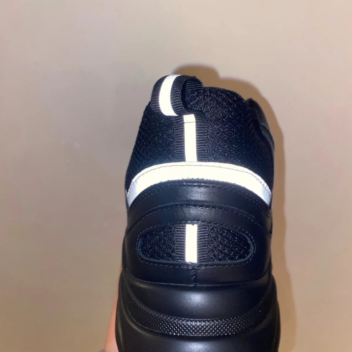 Svarta sneakers med reflexdetaljer - 2