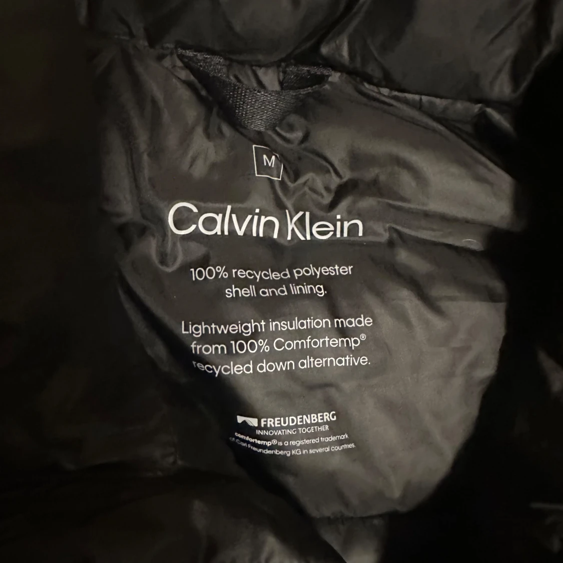 HELT NY Svart dunväst från Calvin Klein - 2