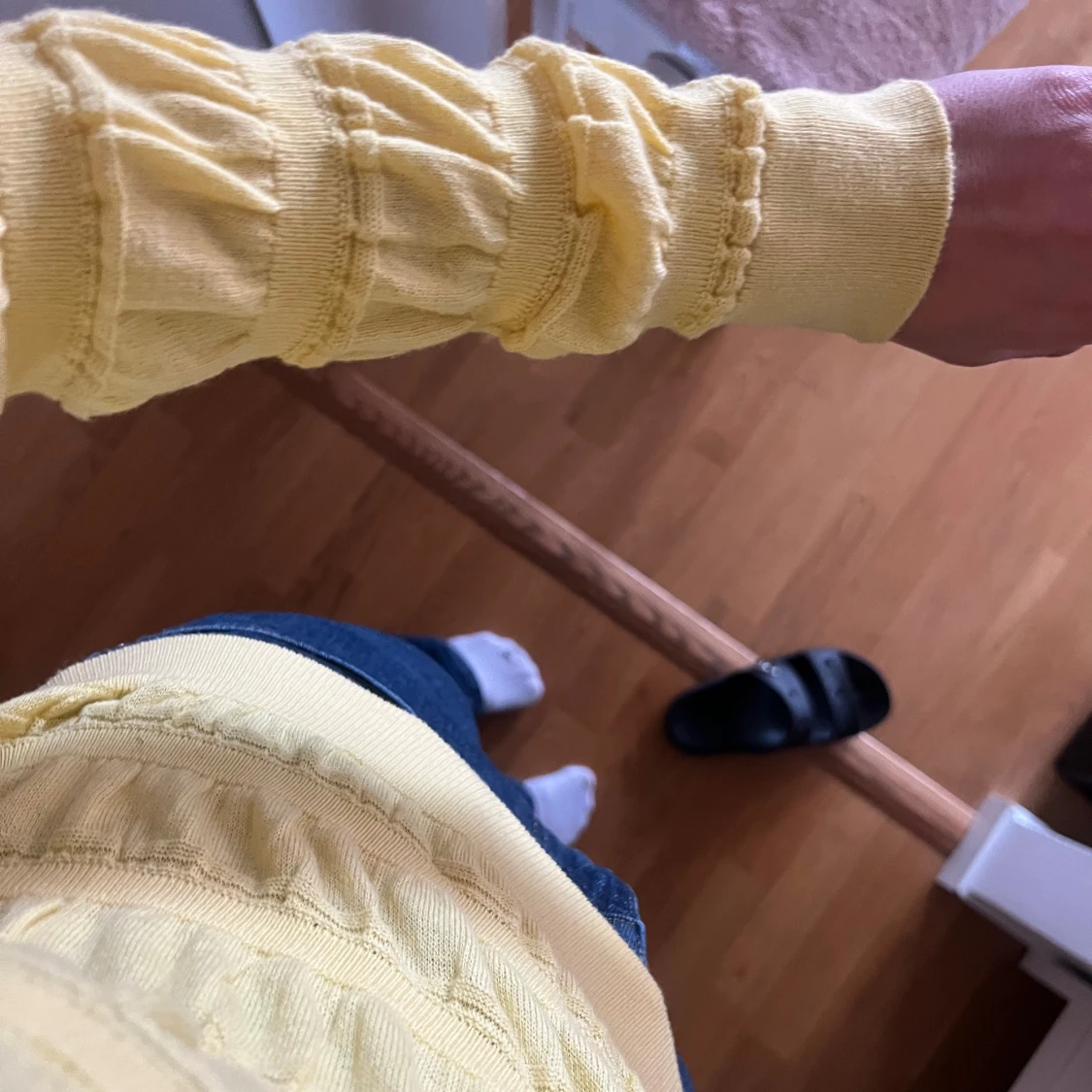 Gul stickad tröja  - 1