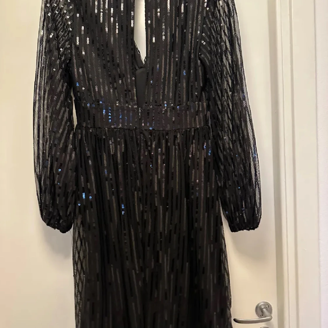 Svart glittrig långklänning från NLY Eve - 1