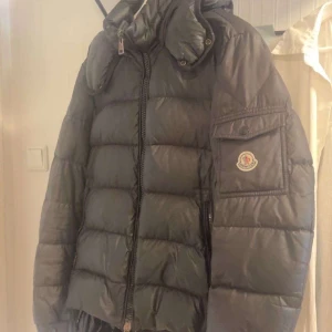 Moncler Himalaya - Tjena! Säljer denna snygga moncler himalaya som är perfekt inför detta höst/vinter väder. Jackan är i storlek 3 vilket motsvarar M. Jackan är i bra skick förutom att actiontaggen inuti jackan lossnat. Pris kan diskuteras!