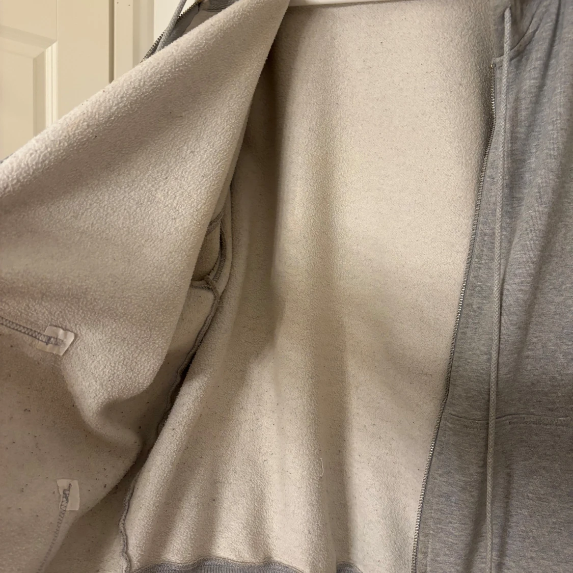 Grå hoodie från Brandy Melville - 2